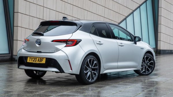 Само 4 автомобила разлика с Octavia дават първото място на Corolla през август. Търсенето и за хечбек, и за седан версиите изглежда стабилно, но все пак Corolla е единственият между пазарните лидери, който отчита спад спрямо миналата година (-2%). 
