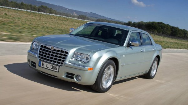 Модели - Chrysler 300M, 300C, Concorde, Intrepid и Sebring; Dodge Avenger, Charger, Intrepid, Journey, Magnum и Stratus.

Основни проблеми - прегряване, загуба на масло, блокиране, течове.

Този 2,7-литров V6 двигател най-често се среща под капака на Chrysler 300C от първо поколение - солиден седан със задно задвижване и американски характер. И на хартия всичко е наред - четири разпределителни вала, верижно задвижване на ангренажа, компактни размери и приличните 203 к.с.