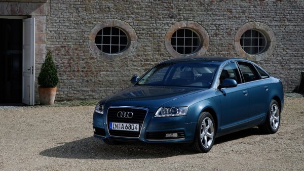 Модели - Audi A6, Audi A8.

Основни проблеми - разтягане на ангренажната верига, повреди на фазорегулатора, задръствания, течове на масло.

2,8-литровият V6 двигател с естествено пълнене принадлежи към голямого семейство двигатели EA837. Това е алуминиев мотор с верижно задвижване на разпределителните валове и система за директно впръскване на горивото, който осигурява добра динамика и икономичност, но същевременно създава редица проблеми. Най-често срещаното от тях е образуването на драскотини по цилиндрите. Най-често те възникват поради дефектни инжектори, които разливат гориво.