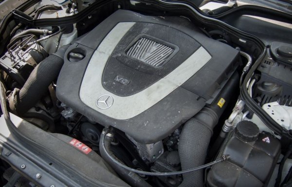 Пластмасовият всмукателен колектор с вградени клапи допълнително усложнява ситуацията - те са склонни да се заклинват, което води до нестабилно поведение на двигателя. Течовете на масло от топлообменника, капаците на цилиндровите глави и уплътненията добавят към списъка с проблеми. Сензорите на разпределителния вал са краткотрайни, както и свещите в главите на цилиндрите, които започват да текат след 50 000 км.

Когато двигателят прегрее, алуминиевото покритие на цилиндрите страда, което в крайна сметка може да доведе до основен ремонт. Като цяло, M272 е мотор, който изисква висококачествена поддръжка и не прощава компромиси при обслужването и грижите.