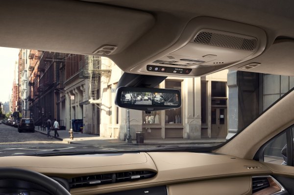 Само с едно натискане огледалото за обратно виждане може да бъде превърнато в екран с висока разделителна способност, показващ изключително широк изглед на пътя отзад. Това елиминира обичайните "слепи зони" проблема на шофьора да не може да вижда добре заради високите пътници на задната седалка. Освен това дигиталното огледало за обратно виждане осигурява по-добра видимост при слаба светлина от обикновеното и е под ъгъл, така че отраженията да не влияят неблагоприятно на шофьора. Въпреки че такива огледала започнаха да се появяват в концепти преди много години, те не бяха налични за потребителите до 2016 г., когато бяха внедрени в луксозния седан Cadillac CT6. Наскоро с тях се сдобиха също така второто поколение на Range Rover Evoque и фейслифтът на Jaguar XE.