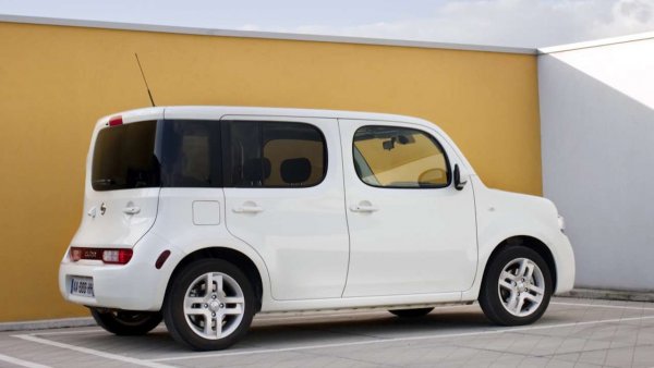 Ако говорим за дизайн, Nissan Cube е един от най-чудатите модели, който е циркулирал по пътищата в последните десетилетия. Асиметрията е ясно видима в задницата на модела, където стъклената повърхност минава към дясната страна на автомобила, без да бъде прекъсната от колона (както е отляво).