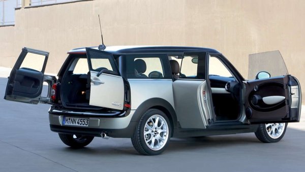 В първото си поколение, Clubman бе прекрасен пример за златната ера на възродения бранд, където имаше място за всякакви откачени идеи. Малкото комби дори имаше версия John Cooper Works с 211 к.с. Тогава, подобно на Veloster и Fiat 500 3+1, британската машина имаше от дясната си страна малка втора врата, отваряща се срещуположно на предната. В актуалната си версия машината разполага с конвенционални 4 врати.
