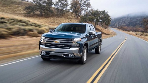 Silverado традиционно е третият най-продаван модел в САЩ след Ford F и RAM, но тази година изпреварва единия си съперник. Също така, пикапът е с един от най-малките спадове в продажбите, като е реализира с едва около 6000 бройки по-малко спрямо 2019 година.