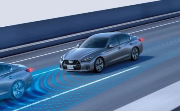 Претенциите към системата ADA на Nissan е, че е твърде трудна за използване от повечето шофьори заради контролите на волана. Има само няколко бутона за конфигуриране на системата, но техните действия не са ясно обозначени. ProPILOT Assist, програмиран в много превозни средства на Nissan, също няма система от камери за проследяване на вниманието на водача.

Автомобилният производител вече обяви, че ще добави тази функция на електрическия Nissan Ariya, като тя ще бъде част от системата ProPILOT Assist 2.0. Тази актуализирана версия предлага шофиране без ръце, което може да се активира на еднолентови пътища. Със стандартния ProPILOT Assist водачите на Nissan и Infiniti могат да го използват само ако ръцете им бъдат поставени на волана. Ако не, системата ще се опита да върне вниманието на водача няколко пъти, преди автоматично да задейства спирачките.
