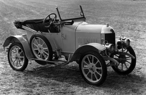 Точното име на този можел е Oxford, тъй като там е произведен. До 1925 г. Morris Bullnose, със своя 1,0-литров двигател, представлява половината от всички коли по британските пътища.