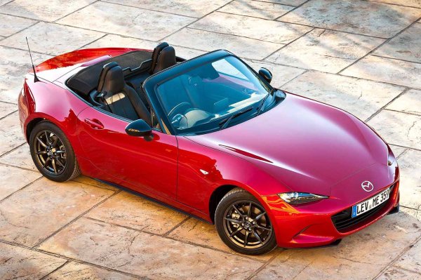 Mazda MX-5 е забавна и подобно на следващия модел в списъка (и първия), не е прекалено скъпа и има класическа формула. Ето защо е най-продаваният кабриолет в света: 24 000 регистрации от това четвърто поколение и 792 милиона евро нетна печалба за Mazda.
