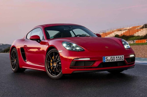 Porsche 718 Spyder RS е модел, който ще ви накара да се насладите на шофирането. Истината е, че цялата гама 718 на германската компания е истинско удоволствие. Това е един от най-продаваните модели на Porsche, като е помогнал за спечелването на не по-малко от 1 742 500 000 евро благодарение на неговите 20 500 продажби.
