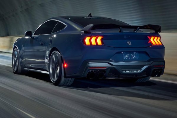 Ford Mustang може да не се смята за типичен спортен автомобил, но самият му имидж говори много за легендарния му статус. Ford е спечелил изумителните 4,225 милиарда евро от него, с продадени 65 000 бройки от този модел.
