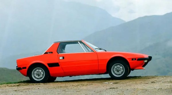 Това може да не е официален термин, но ръчното избутване на подвижната секция беше неразделна част от привлекателността на Fiat X1/9 (на снимката), Datsun 280 ZX и Ferrari 328 GTS. Терминът „тарга“ е въведен за първи път при Porsche 911 от 1966 г.