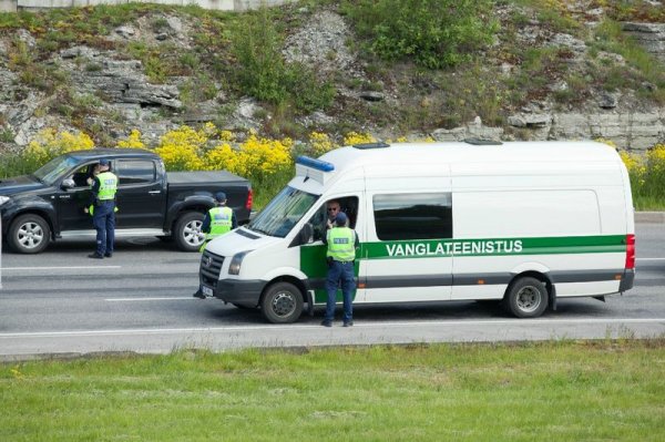 Акция на полицията в Естония за пияни шофьори. Наричат я "Всички духат".