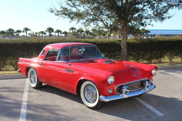 Олдман си купил тази класика от 1955 в емблематичния червен цвят след първите успешни роли за Холивуд. "V8, три скорости, много достъпна цена - беше под 20,000 долара. Много солидна машина, и има овърдрайв, който е като специален ефект. Въобще забавно нещо", споделя Олдман, и признава, че я е купил най-вече заради "плавниците" на задницата, характерна черта на американските автомобили от 50-те. 
