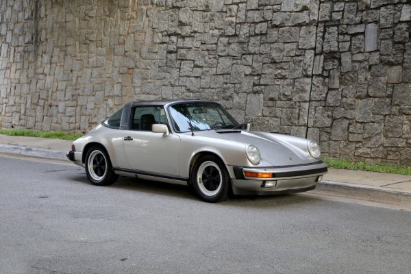 Още една класика, купена от актьора, защото харесвал елегантния й вид. Но Олдман бързо се разочаровал - не от динамиката и скоростта, а от качеството на возене. "Заболяваха ме топките от тази кола... Представете си, че пътувате от Лос Анджелис към Палм Спрингс, и на финала простатата ви е в критично състояние... Не знам какво й беше на тази кола, но накрая нямах търпение да се отърва от нея...". 
