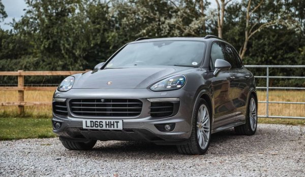 Отстъпката на актьора пред удобството. "Изключително комфортна е, това е главното", признава Олдман. 
