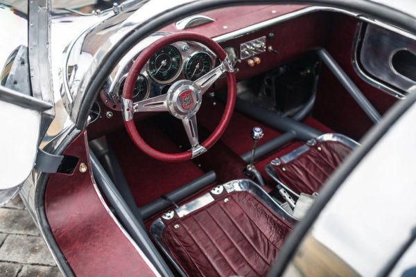 Олдман периодично кара своята Runge RS на писта близо до дома си в Калифорния. "Доста презавива, но не чак плашещо. Хубаво е усещането, че си максимално концентриран, че наистина караш колата. Ако не го правиш, можеш да ти се изплъзне... Наистина усещаш машината".