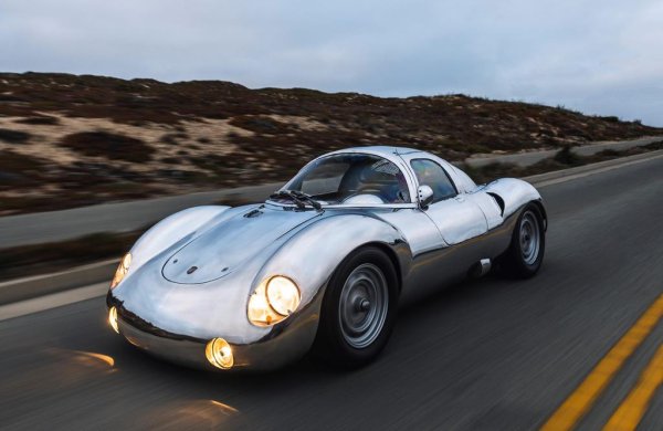 Кристофър Рюнге е занаятчия от Минесота, който се прочу със своите ръчно изработени алуминиеви спортни модели в духа на 50-те години. Гари Олдман притежава една много ефекта Runge RS, която си подарил сам за 65-ия си рожден ден. "Преглеждах едно списание и там имаше статия за Крис Рюнге, със снимка на колата. Бях направо обсебен от нея". 
