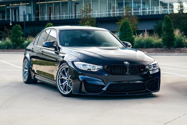 Освен собствените му коли, Олдман има ясни спомени от още няколко машини, които е карал по работа или за удоволствие. На пистата, където тества своето Runge, е пробвал и използваните като pace cars BMW-та. И наистина се е изплашил от тях. "Само докосваш педала, и от 40 км/ч изведнъж караш със 160. И след това стигаш до завоя и си викаш "Божичко!". Стори ми се прекалено". 
