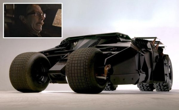 Олдман, както добре помните, изигра комисар Гордън в трилогията за Батман на Кристофър Нолан. В една от сериите му се налага да покара и самия батмобил - прословутия Tumbler, ръчно изработен и с 5.7-литров V8 от Chevrolet. "През повечето време само се преструвах, но все пак малко го покарах. Хареса ми". Част от магията при филмите на Нолан е, че максимално голяма част от преследванията и каскадите са истински, а не компютърна анимация. 
