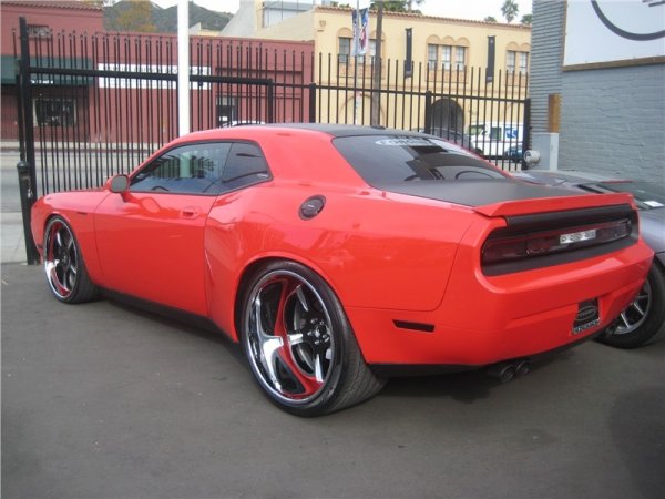 Доработен Dodge Challenger с колела Forgiato