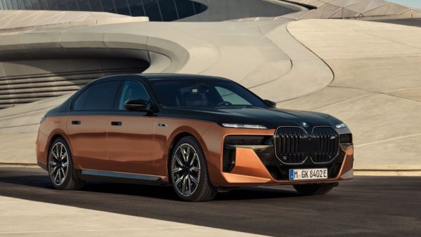 Дилема номер 2: един модел ли са Серия 7 и електрическото i7? Според нас - да, защото са построени на една и съща платформа, какъвто не е случаят с електрическите модели на Audi и Mercedes. Затова тук сме добавили 15-те регистрирани i7. Но и без тях "седмицата" пак щеше да е на 13-о място. Стартовата цена за конвенционалния модел е малко над 216,000 лева, а за електрическия - почти 263,000. Най-популярната версия е била 740d xDrive - 57 бройки. 