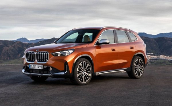 Третото поколение на най-малкия кросоувър на баварците се приема много добре у нас и може да се похвали с над 63% ръст на годишна база. В общата бройка са включени и 67 чисто електрически iX1 - както и при другите модели на BMW, и тук електрическата версия е на същата платформа и се прави на същата поточна линия в Регенсбург. Цената на конвенционалното Х1 започва от 81 650 лева, а на електрическото - от 105 900. 
