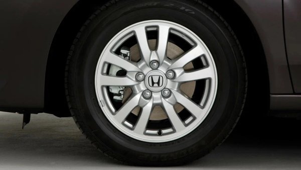 За седан с амбиции за високо качество Accord има слаби спирачки. Накладките се износват твърде бързо - предните рядко издържат повече от 30 000 км. Оригиналните колела често трябва да се сменят след 50 000 км. 

Задните спирачни апарати могат да задръстят до 100 000 километра. Добре е, че предните механизми са по-издръжливи.