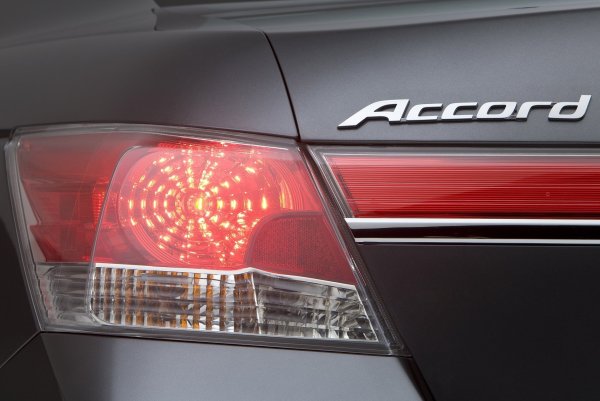 Ако имате нужда от повече ресурсни спирачки, трябва да изоставите оригиналните части и да използвате висококачествени заместители - те издържат по-дълго. Задните спирачни апарати трябва да се почистват и смазват редовно, поне веднъж на няколко години. По-добре е да подновявате спирачната течност на всеки 30 000 км.