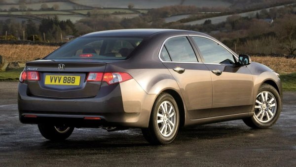 На първо място, проверете зоната под горното формоване на предното стъкло - тук постоянно се натрупва влага, което води до корозия. Внимателно огледайте покрива, особено краищата под уплътненията и зоната около люка. Не забравяйте да премахнете пластмасовите облицовки на праговете на вратите и да проверите задните арки - там активно се натрупват мръсотия и сол. 

Също така не забравяйте за краищата на вратите, капака и капака на багажника. Обърнете специално внимание на скобите за окачване, подрамките и рамената. Редовната антикорозионна обработка е предпоставка за поддържане на каросерията в прилично състояние.