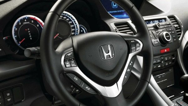 Не е необичайно Honda Accord да има проблеми с кормилното управление. Сред тях са удари при шофиране по неравности и луфт на волана.