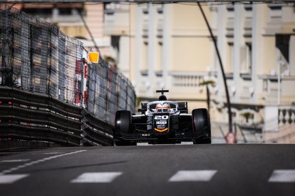 Ако запитате 100 случайни минувачи на улицата кой е актуалният шампион във Формула 2, ще получите най-много един верен отговор. Това състезание винаги е оставало в дебелата сянка на F1 за обикновените зрители - но се следи особено зорко от мениджърите на големите отбори. 
Шампионатът FIA Formula 2, както е официалното име, според определението на самата FIA е "предпоследната стъпка на най-ярките млади таланти в моторния спорт, докато се опитват да стигнат до Formula 1".
14-те състезания от сезона в F2 се провеждат в рамките на F1 състезателни уикенди, така че младите таланти са постоянно пред погледите на мениджърите от F1. 
