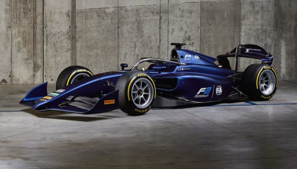 За разлика от F1 обаче, тук пилотите са при относително изравнени условия - всички управляват една и съща състезателна кола, разработена от специалистите Dallara. 
За актуалния сезон болидът е дълъг 5.29 метра и тежи средно 795 кг с пилота. Задвижва се от 3.4-литров V6 с единично турбо, произведен от Mecachrome, който развива до 620 конски сили, 570 Нм максимален въртящ момент и има ресурс около 8000 км. 
