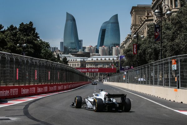 Ускорението 0-100 км/ч отнема 2.9 секунди, от 0 до 200 км/ч - 6.6 секунди. Максималната скорост е 335 км в час, отчетена на най-бързата писта в календара - Монца. Скоростната кутия е секвенциална с 6 степени, изработка на Hewland, съединителят е карбонов ZF SACHS, а спирачките са с 6-бутални апарати от Brembo. Дисковете и накладките са от въглероден композит, изработени от Carbone Industry.
