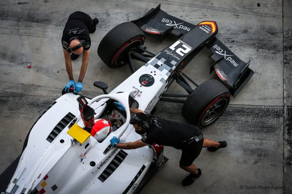 Също като в F1, и тук състезанието продължава три дни - но с доста разлики. Петък започва с 45-минутни свободни тренировки, и продължава с 30-минутна квалификация. 
В събота е първото официално състезание от уикенда - т. нар. спринт, в който пилотите се състезават на дистанция от 120 км, или в продължение на 45 минути (което от двете се случи първо). На стартовата линия на спринта пилотите се подреждат в обърнат ред от квалификациите: този с най-бързото време е 10-и на старта. 
В неделя е основното състезание, наречено Feature Race, което се провежда преди старта за Гран при от Формула 1. Тук вече подреждането на стартовата решетка е според резултатите от петъчните квалификации - първият в тях е пръв и на старта. Състезанието продължава 170 км или 60 минути плюс една обиколка. 
