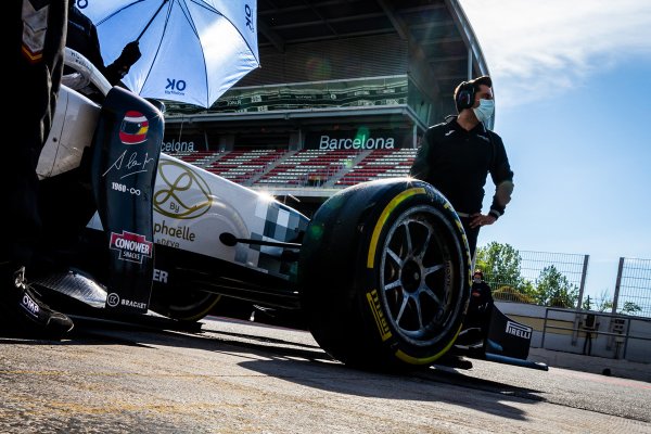 Системата на точкуване ще ви се стори позната, но само донякъде. В спринтовете точки получават първите осем завършили (10 за победителя, 8 за втория, 6 за третия и т. н.). Пилотът, спечелил квалификациите, получава 2 точки бонус. Накрая в основното състезание точките са като в F1 - 25 за първия, 18 за втория, 15 за третия, и накрая 1 точка за завършилия десети. Една допълнителна бонус точка се дава на направилия най-бърза обиколка, стига да завърши между първите десет. 

