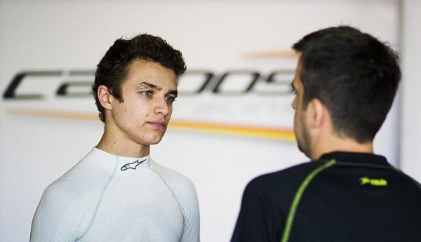 Campos Racing, тимът, за който караше Цолов във Формула 3 този сезон и за който ще се състезава в F2 през следващия, е основан през 1997 от бившия испански пилот от F1 Адриан Кампос. Тимът участва във Formula Three, GP2 Series, Formula 2, Formula 3 и F4 Spanish Championship. През годините тимът е отгледал таланти като Фернандо Алонсо, Марк Жене, Витали Петров, Лукас Ди Граси, Серхио Перес, Лендо Норис. Последният пилот на Campos, стигнал до Формула 1, е Изак Аджар, който през 2024 спечели една победа в F2 и завърши втори в шампионата. 
НА СНИМКАТА: Лендо Норис като пилот на Campos