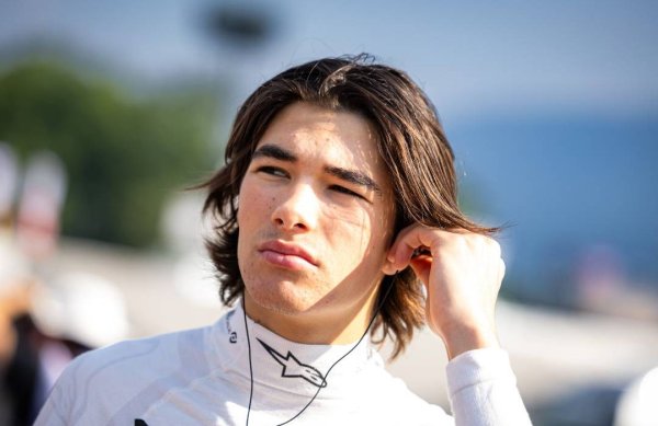 Ако се съди по показаното от Никола, когото в Испания нарекоха "Българския лъв", той е напълно в състояние да впечатли и във Formula 2. Въпросът е дали това ще е достатъчно. При подбора на пилоти за F1 в последното десетилетие предимство имат две групи: онези, които на практика финансират участието си (от Ланс Строл до Никита Мазепин и още ред позабравени деца на олигарси), и онези, които идват от големите и богати пазари, където моторният спорт се следи от много хора и където рекламният ефект е голям. 
Цолов не принадлежи нито към първата група (за разлика от други българи, платили си да се пробват в големи шампионати, той дължи успеха изцяло на таланта си), нито към втората. Това прави задачата му по-трудна, но не и неизпълнима. Просто трябва да е впечатляващо по-добър от останалите. Стискаме палци. 
