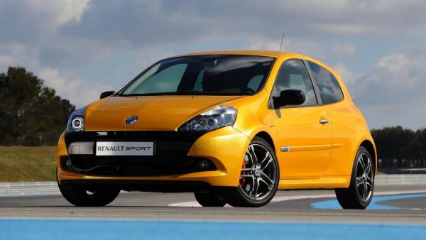 Определено не е нито най-комфортната, нито най-щедро оборудваната кола в света. Но третото поколение на Renault Clio R.S. компенсира липсите с фантастично пътно поведение. Двулитровият бензинов мотор развива 197 коня и ускорява от място до 100 км/ч за под 7 секунди. Всичко това е съчетано с емблематичното за Renault Sport директно и прецизно управление. 