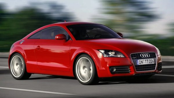 По една случайност, двулитровата версия на ТТ има същата максимална мощност като споменатото вече Clio R.S. - 197 кончета. Но като оборудване го слага в малкия си джоб. Ако се спрете на двайсетигагодишна кола, можете да я вземете с кожен салон и почти всички възможни екстри за едва около 9,000 лева. 
