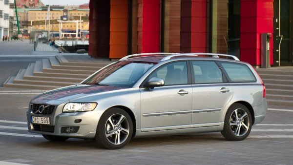 Не са много класациите за спортни коли, в които попадат комбита - особено от Volvo. Но тази консервативна на вид кутия се предлага и с един доста динамичен 2.4-литров бензинов мотор със 170 коня мощност. В германските обяви открихме няколко десетки такива бройки на възраст между 13 и 17 години и на цени, еквивалентни на 8 до 12 хиляди лева. 
