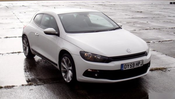 На практика Scirocco не е нищо друго, освен Golf шесто поколение с леко променен дизайн. Но "леката" промяна е достатъчна да направи тази кола доста по-привлекателна, а и е чувствително по-рядка. В германските обяви открихме близо сто обяви за Scirocco със 160 коня в посочения ценови диапазон (с двигател 1.4 TSI), и дори няколко с двулитровия TSI и 200 конски сили. 
