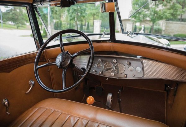 В златните си години компанията не прави подобни компромиси, като явно свидетелство за това е и моделът V-16. Колата е известна и като Cadillac Sixteen, като през 30-те това е най-доброто, на което американската компания е способна. Освен с цялата си разточителност, този модел предлага около 70 различни вариации на купето. Както свидетелства и името, колата се задвижва от V16 двигател, който е обявен за произведение на инженерното изкуство.
Cadillac решават да използват 16-цилиндров, а не традиционните 12 цилиндъра, поради простата причина, че по това време компанията се опитва да изпревари своя основен конкурент Packard по всеки възможен начин. Cadillac V-16 се превръща в символ на разточителството, което е ключова дума в Америка от ерата на Великият Гетсби.
