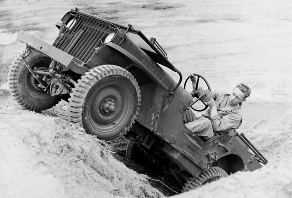 Преди Jeep да се превърне в марката, която днес асоциираме с приключения, името Jeep е просто прякор, даден на военната 4x4 машина Willys-Overland MB. Тя служи вярно на американските военни по времето на втората световна война, както в Европа, така и в тихоокеанската кампания, където САЩ се изправя срещу Японските имперски сили.
