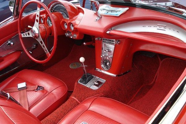 Корените на Chevrolet Corvette, който познаваме днес, могат да бъдат проследени до второто поколение, известно с името Sting Ray. Именно първото поколение обаче полага основите на признатата в световен план висока производителност на Corvette.
Така или иначе, заобленото купе и класическите елегантни линии не били достатъчни за първия Chevrolet Corvette, за да набере нужната му популярност на пазара. Моделът се нуждаел от предприемчивостта на дизайнерът Зора Аркус-Дантов, който проектирал второот поколение и неговия V8 двигател и механична трансмисия. Именно това спасило Corvette и го превърнало в спортната икона, която познаваме днес.
