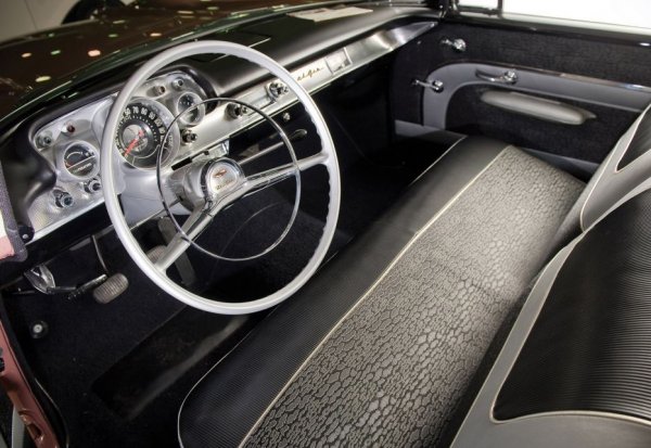 Ироничното в случая е, че въпреки популярността на своя Bel Air, през 1957 Chevrolet всъщност изостава по продажби от Ford, въпреки че сега едва ли някой помни емблематичен модел на Ford от тази година, докато Bel Air продължава да бъде търсен класически автомобил от колекционери по целия свят. Това, което прави второто поколение на модела толкова специално не е нито ревизираното табло, нито по-широката решетка, нито по-ниското купе, което впрочем е постигнато с използването на по-малки 14-инчови джанти вместо 15-ките на първото поколение.
Eдна от причините именно второто поколение на Bel Air да завладее сърцата на феновете, се крие в по-големите &ldquo;перки&rdquo; на калниците в задната част. Всъщност цялата мода с тези &ldquo;перки&rdquo; тръгва от един човек - Харли Ърл - същият, който рисува първото поколение на Corvette.
