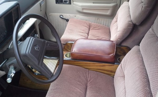 От другата страна на Атлантическия океан, Renault представя Espace през 1984. От това излиза, че Chrysler имат пълното основание да се гордеят със своя Caravan, защото това е моделът, който провокира европейците да приемат американската автомобилна индустрия по-сериозно, следвайки нейния пример.
След Dodge Caravan, Chrysler разширяват своето миниван семейство с моделите Chrysler Town & Country и Plymouth Voyager. Впоследствие хората насочват своето внимание към спортните джипове и кросоувърите, провокирани от ниските цени на горивата в Америка през 90-те.

 