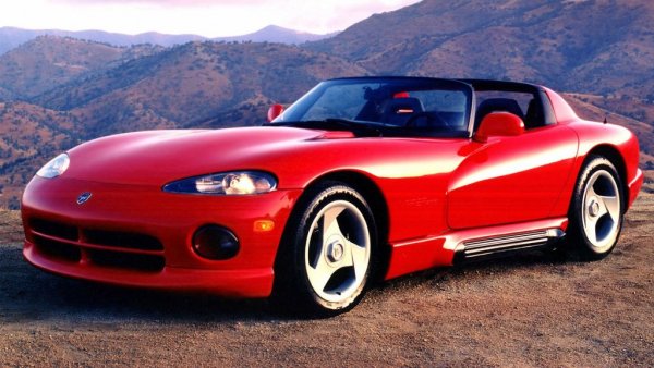 Dodge Viper излиза на сцената в началото на 90-те, за да покаже среден пръст на установените до този момент норми в автомобилната индустрия. Изведнъж хората се сблъскват с истински американски суперавтомобил с всички достойнства, за да се превърне в мокър сън и плакатна икона на стената във всяка момчешка стая.
