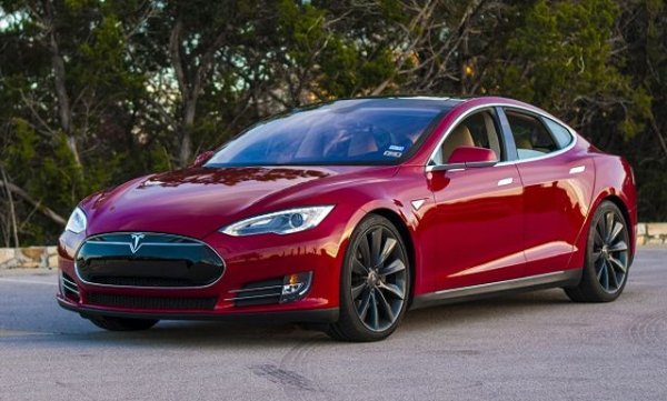 Въпреки че Tesla Model 3 е колата, която е натоварена с мисията да промени пазара на автомобили завинаги, основите бяха поставени от Tesla Model S. Въпреки че това не е първият модел на американската компания, Model S е първият й истински опит в това да промени нагласите на потребителите и да ги накара да заобичат електромобилите. За целта колата разчита на луксозен интериор, щедър максимален пробег с едно зареждане, атрактивен външен дизайн и &ldquo;зелен&rdquo; характер.
