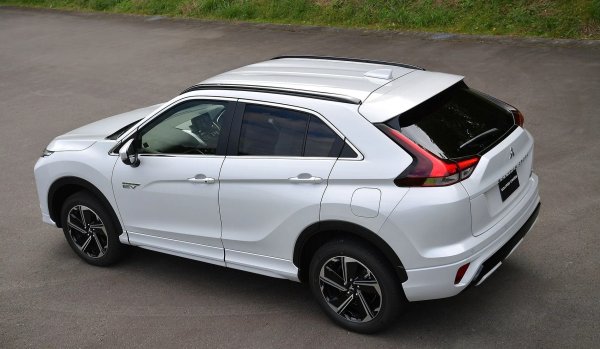 Общо взето, тази единица демонстрира висок ресурс. При адекватна работа, Outlander PHEV може да измине около 300 000 км без сериозни ремонти. Износването на компонентите се развива постепенно. След 150 000-200 000 км капацитетът на тяговата батерия започва да намалява, което се изразява основно в намаляване на електрическия пробег. С течение на времето елементите за терморегулация на батериите и силова електроника може да изискват внимание, особено при работа в горещ климат или при чести цикли на зареждане-разреждане.

Атмосферните двигатели от семейството 4B1 (2.0 4B11 и 2.4 4B12) като част от хибрида са с минимално натоварване. Това удължава живота на цилиндър-буталната група, но води до типичен проблем &ndash; постепенното образуване на въглеродни отлагания върху входа. Двигателите остават чувствителни към качеството на горивото и редовната поддръжка.
