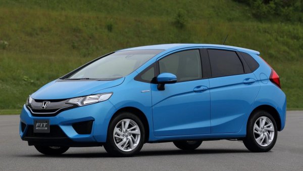 Скоростната кутия е механична, CVT или роботизирана i-SHIFT (в зависимост от версията). Във всички случаи работи в лек режим: електрическият мотор изглажда старта и превключването, намалявайки натоварването върху съединителя и механичната част.

Слабото място на системата е тяговата батерия. С 200 000 км капацитетът ѝ е забележимо намален. Подмяната често е икономически непрактична, затова с времето ефективността на хибридното задвижване намалява и колата всъщност се превръща в обикновен бензинов автомобил, но с по-лоша динамика и ефективност.
