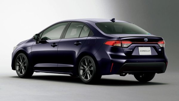 Системата Hybrid Synergy Drive беше въведена през 90-те години и оттогава не е променила своята идеология: максимална ефективност с минимална механика. Няма класически скоростни кутии, сложни муфи или пакети съединители &ndash; само планетарна скоростна кутия, два електрически мотора и атмосферен бензинов двигател от серията ZR или A25A (в зависимост от модела и поколението).

Ключът към надеждността на HSD е нейната структурна простота. Липсата на триещи елементи и въртящ момент премахва типичните проблеми на автоматичните трансмисии, а бензиновите двигатели работят в плавен режим според цикъла на Аткинсън, главно в оптималната скоростна зона. Това намалява натоварването върху буталната група, охладителната система и задвижването на времето в сравнение с конвенционалните версии на същите двигатели. 

Електрическата част е проектирана с голям запас: инверторът и тяговите мотори рядко се нуждаят от намеса дори след 300 000 км.
